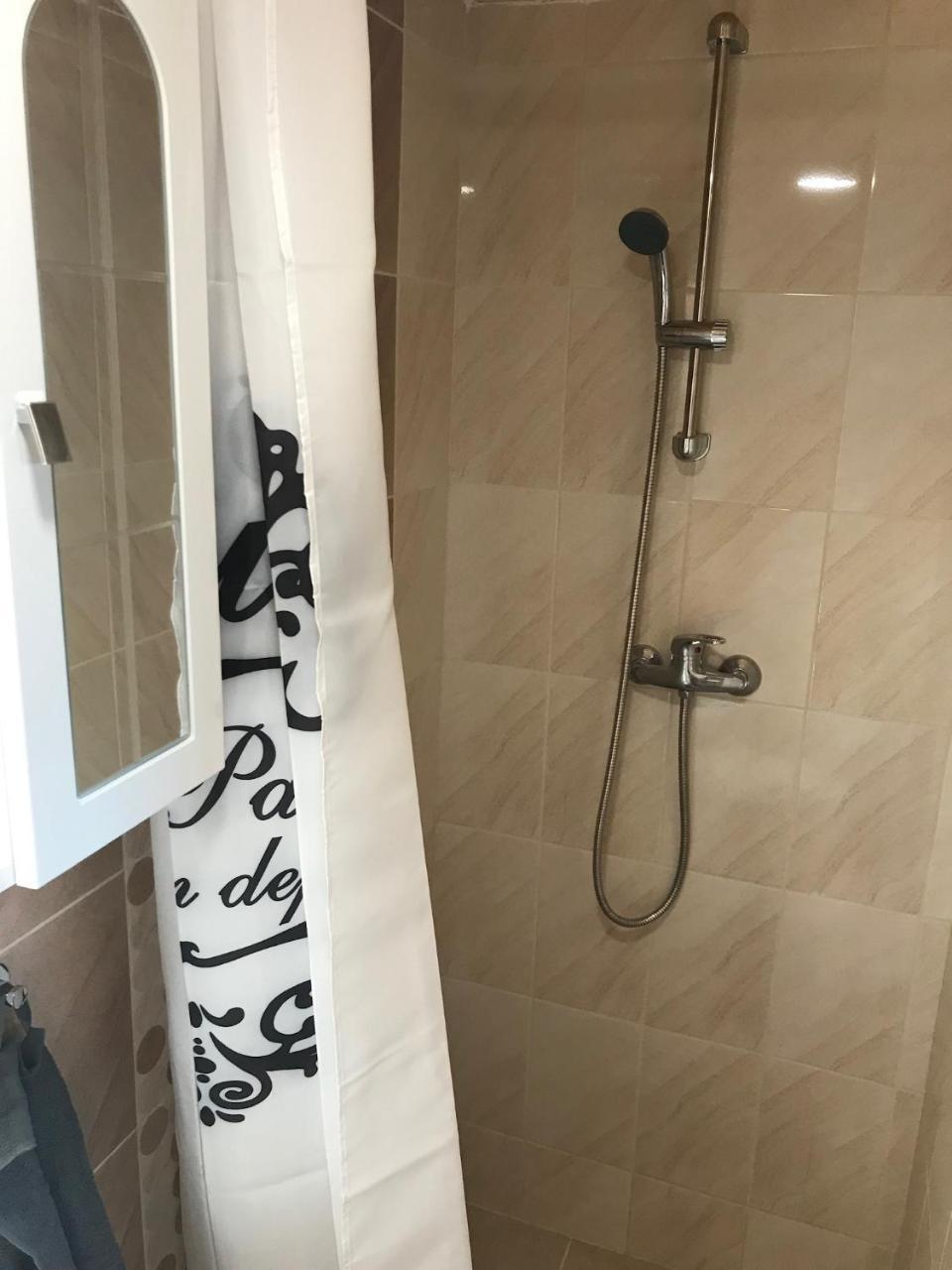 Black & White Apartments - White Έγκερ Εξωτερικό φωτογραφία