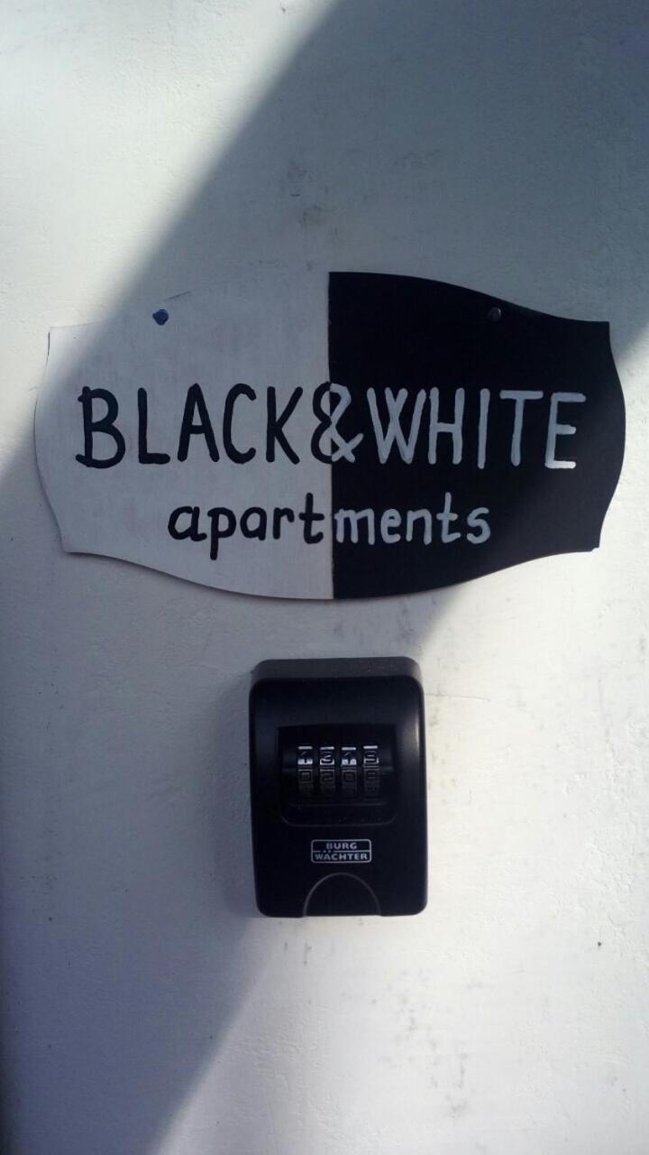 Black & White Apartments - White Έγκερ Εξωτερικό φωτογραφία
