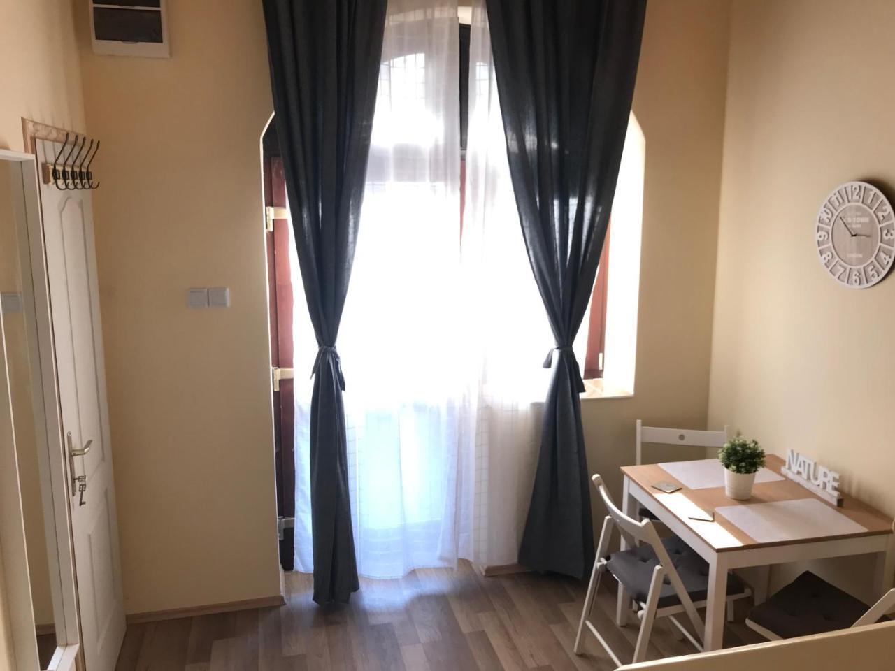 Black & White Apartments - White Έγκερ Εξωτερικό φωτογραφία